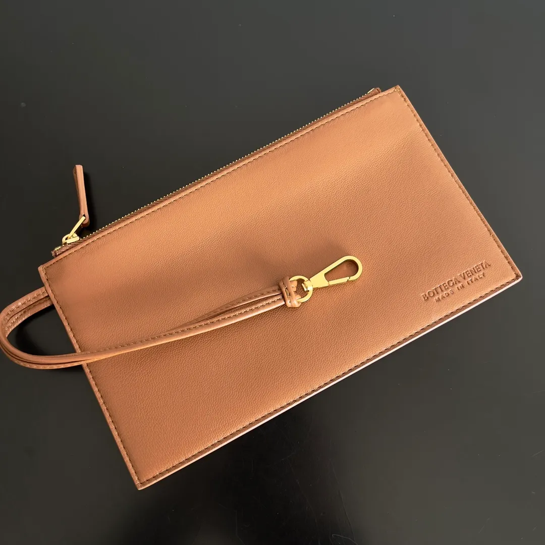 Batch 2860 Classic returns... (large size 51cm) • Cabat, born in 2001, is one of the most iconic styles of the Bottega Veneta workshop. The whole bag is made of top-grade imported lambskin. There is no exposed logo on the whole bag, but with the classic wide woven elements, you can tell who it belongs to at a glance! Can be carried on one shoulder, very practical! Style number: 608811 Size: 51*18*28